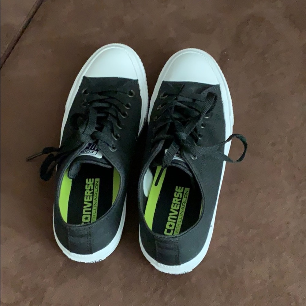 Like new converse sneakers 🖤💚